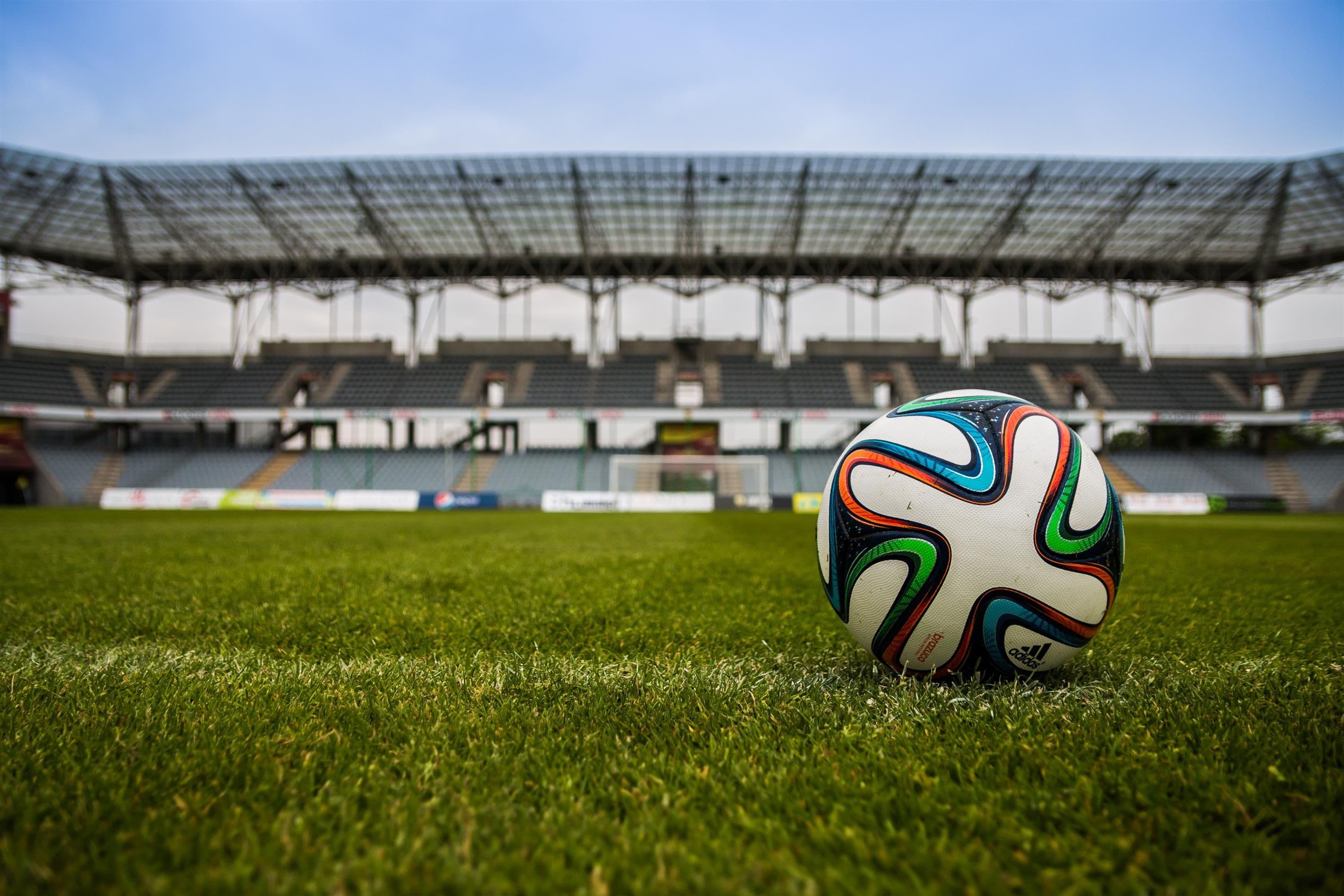 Time local vence clássico e assume liderança do campeonato